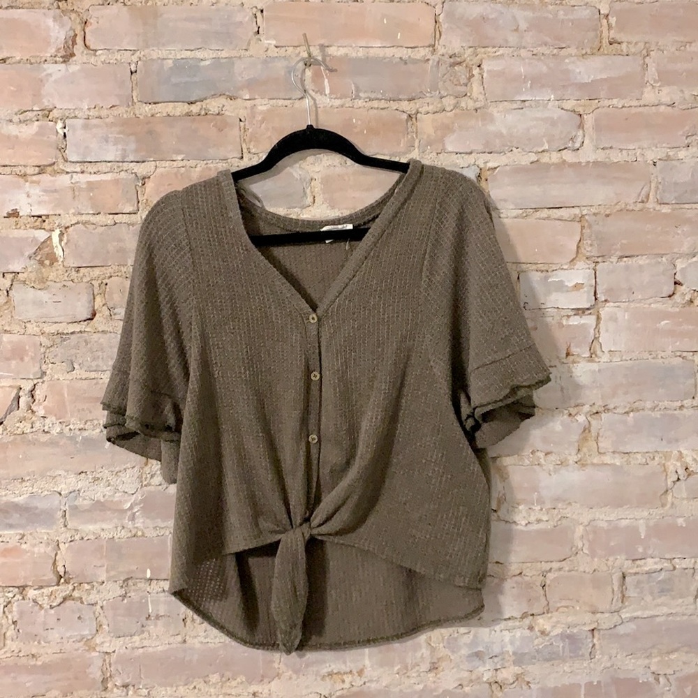 Short sleeve shirt with front tie